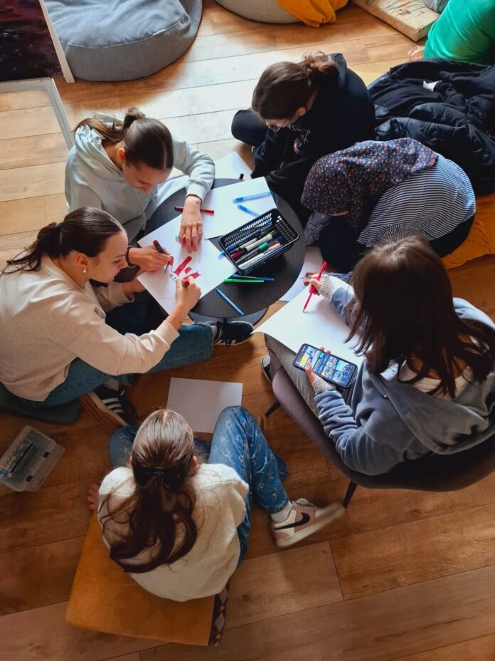 Okupljanje u RadiYo Active Zenica - preuzeto s Facebook profila RYA Ze