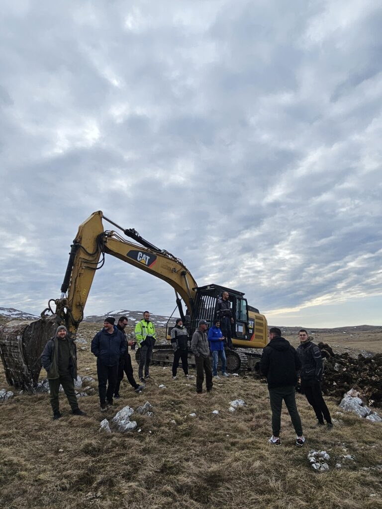 Građani okupljeni na gradilištu na visoravni Kruzi - preuzeto s Facebook-profila Inicijative Spasimo naš kraj