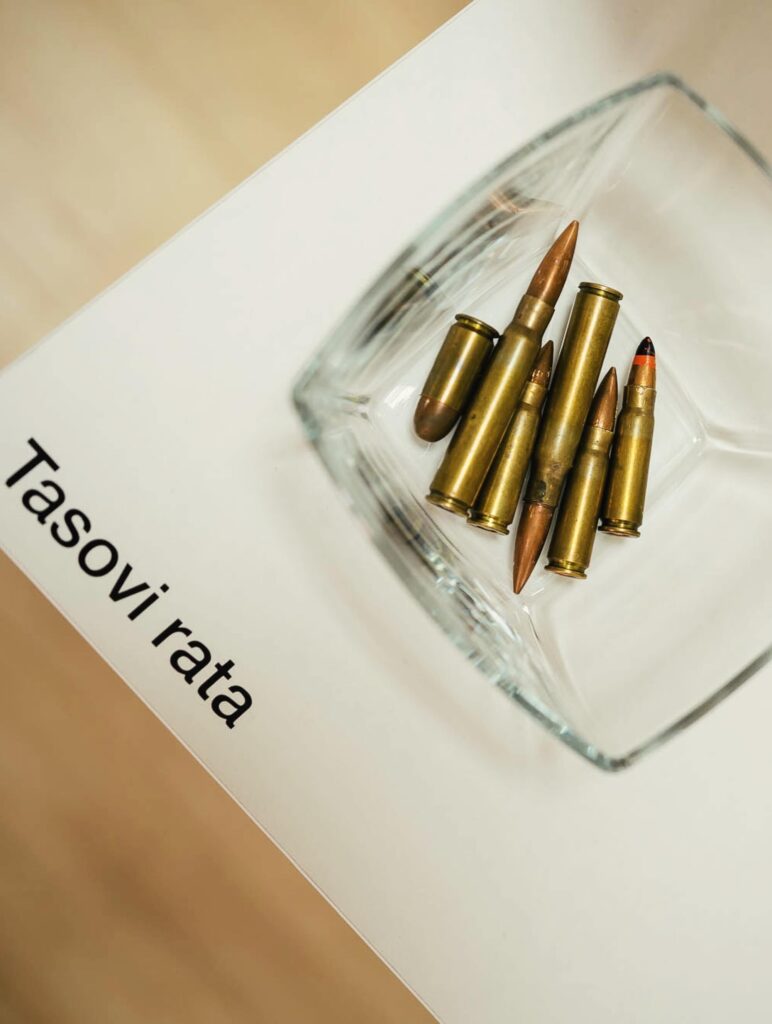 Izložba "Nekada se zakuha" -  tasovi rata (Mirofurači  iz Prnjavora)