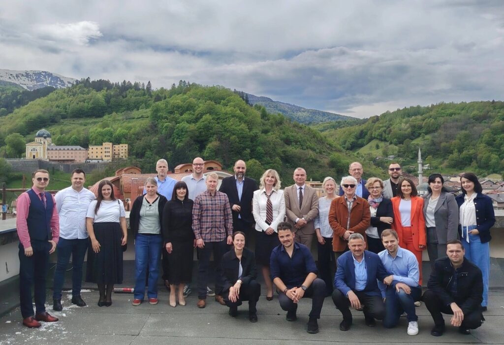 Zajednička fotografija svih učesnika u razgovoru o lekcijama naučenim iz fojničke poplave 2024. godine