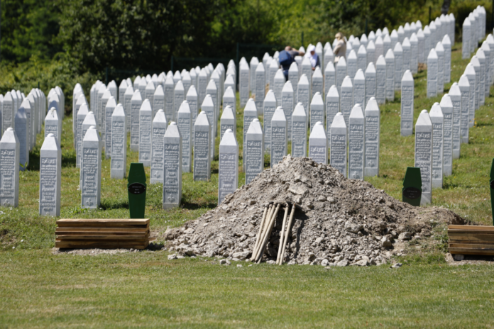 Pripreme za ukom deset žrtava srebreničkog genocida, preuzeto od Fena.ba, autor Amer Kajmović