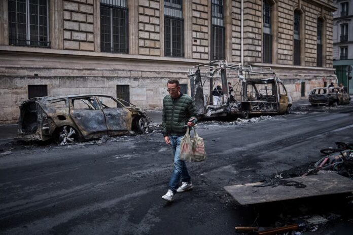 Izgorjela vozila u pariškoj ulici Rue Yves Toudic nakon prosvjeda diljem zemlje, 19. listopada 2026. | Kiran Ridley/AFP putem Getty Images