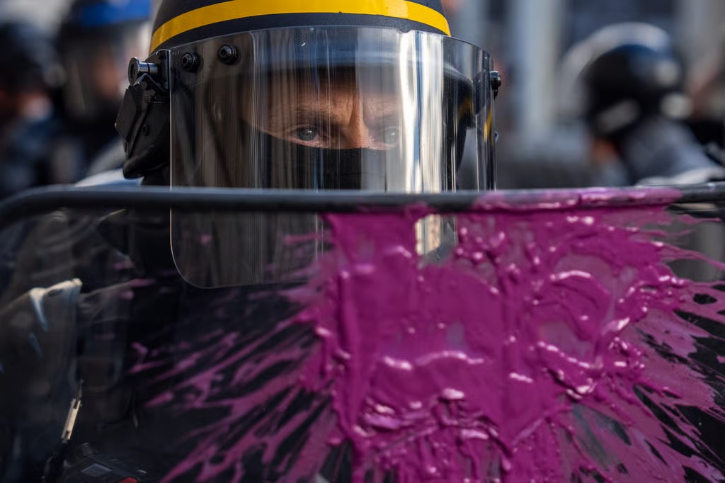 Policajac tijekom prosvjeda u Parizu 17. listopada 2026. | Carl Court/Getty Images